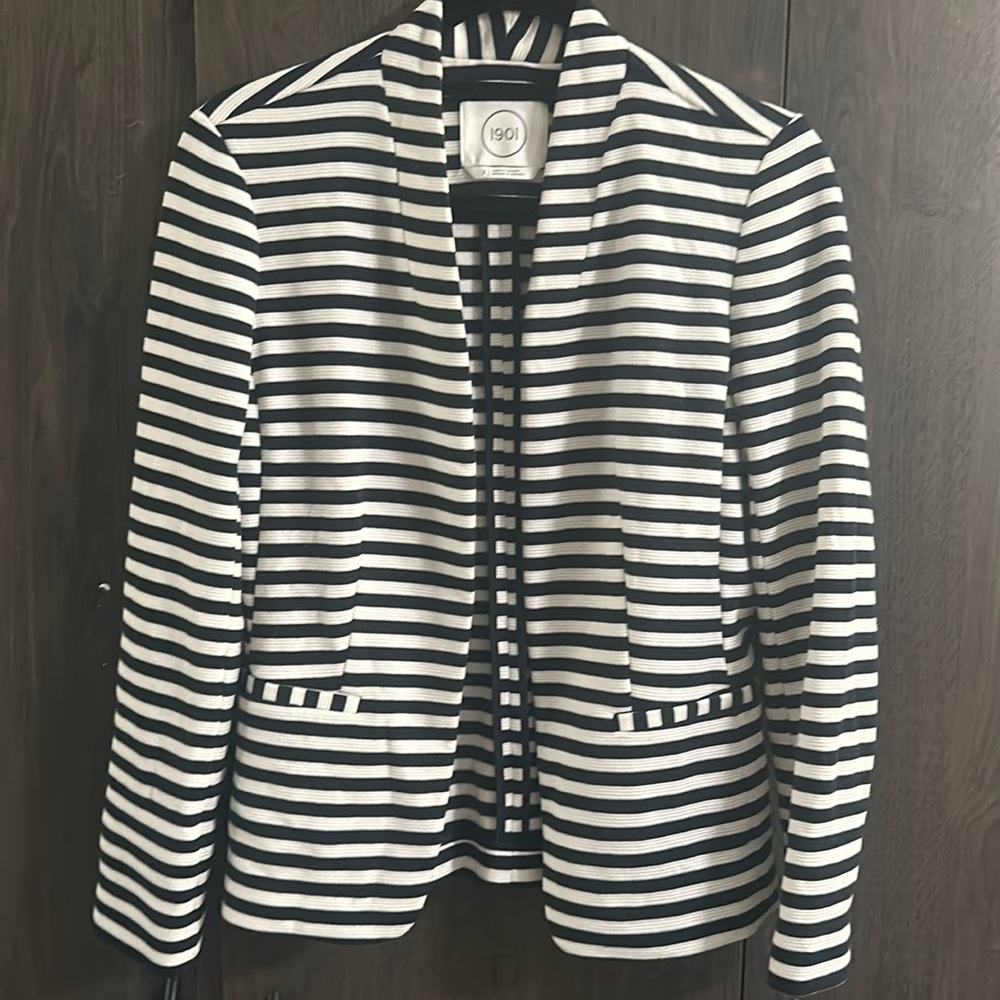 Women’s Size 2 Navy Striped Blazer with pockets